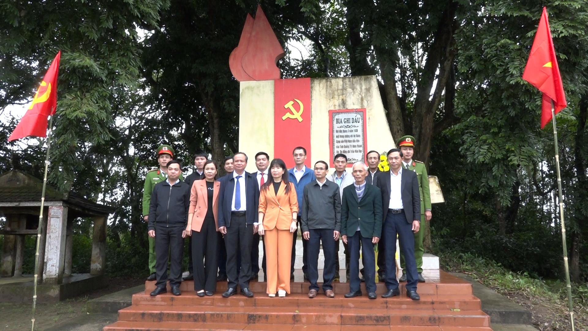 Ái Tử dâng hoa Bia ghi dấu nơi thành lập một trong những chi bộ Đảng đầu tiên của tỉnh Quảng Trị