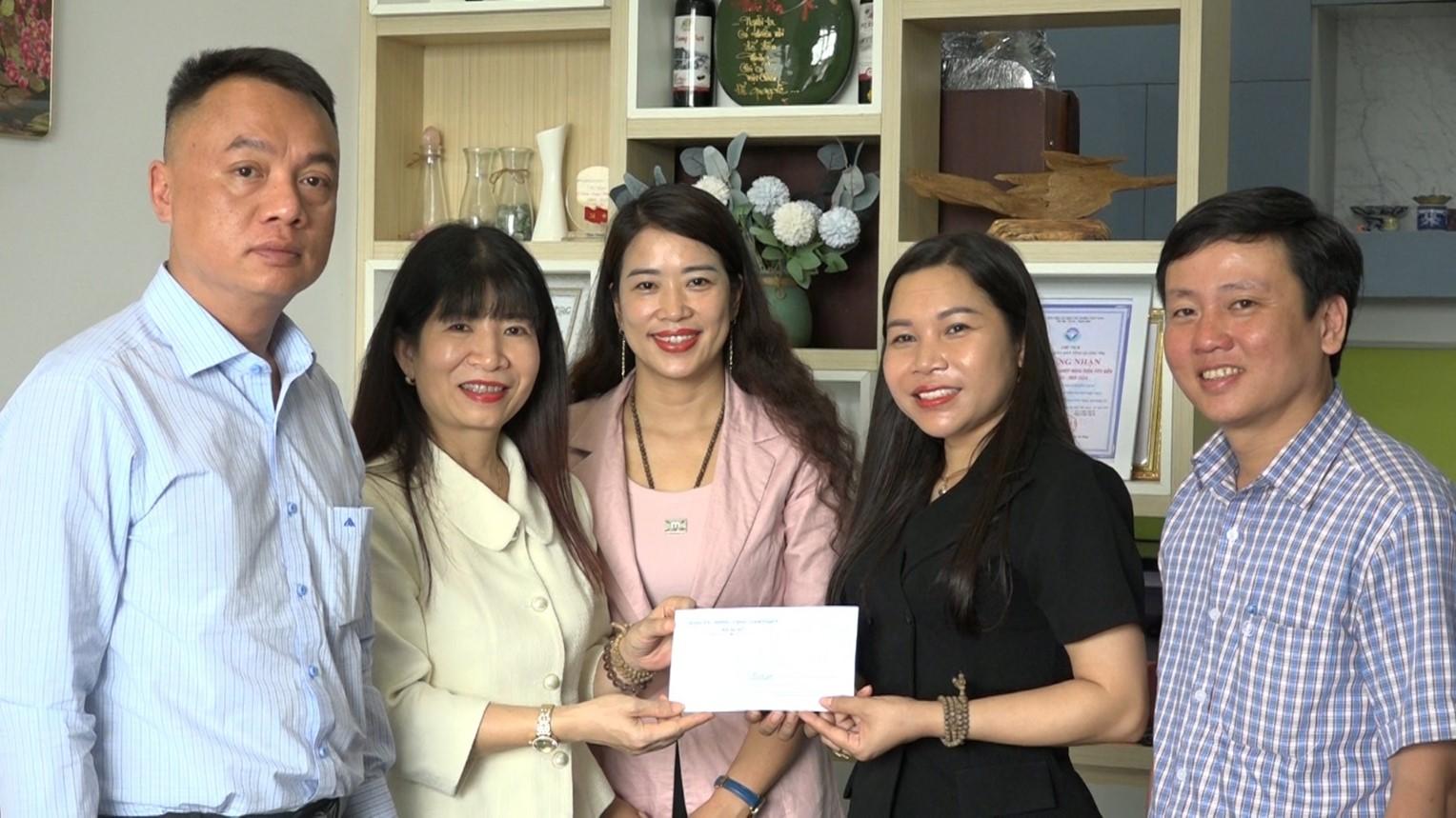 Các đồng chí Thường trực Đảng ủy xã Ái Tử thăm, chúc Tết đầu xuân các đơn vị sản xuất trên địa bàn